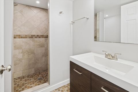 Tiny photo for 5836 N Manton Avenue, Chicago, IL 60646 (MLS # 12634205)