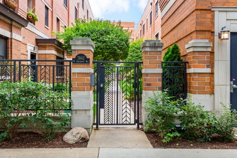 Tiny photo for 3842 N SOUTHPORT Avenue #L, Chicago, IL 60613 (MLS # 12747124)