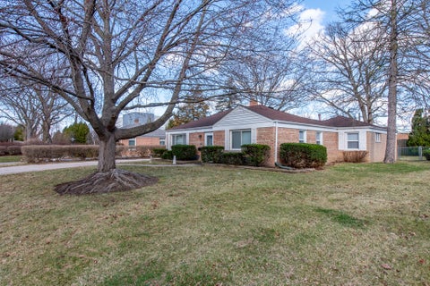 Tiny photo for 400 7th Avenue, Libertyville, IL 60048 (MLS # 12773025)