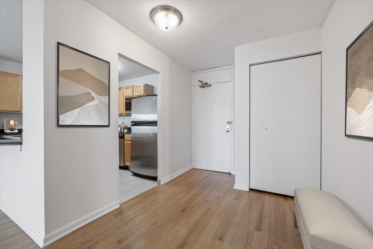 525 W Hawthorne Place 1401