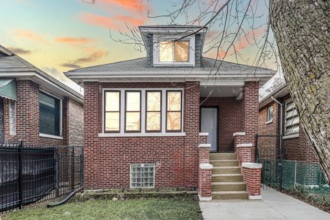 Photo of 812 S Kilbourn Avenue, Chicago, IL 60624 (MLS # 12581649)