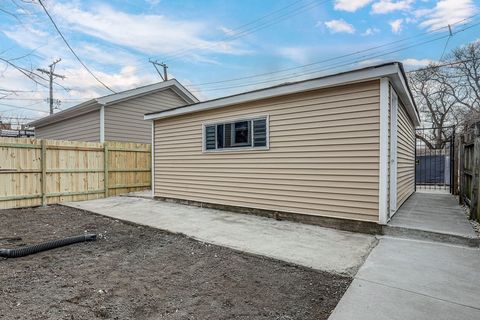 Tiny photo for 812 S Kilbourn Avenue, Chicago, IL 60624 (MLS # 12581649)