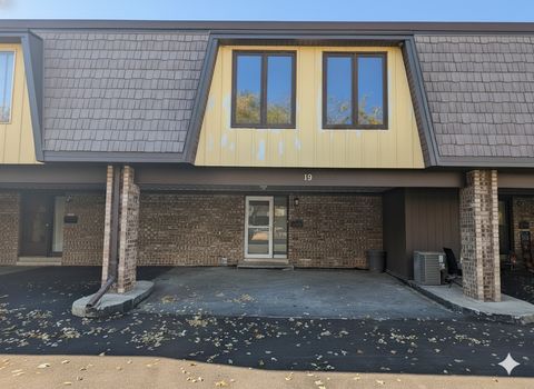 Photo of 19 Cour Leroux, Palos Hills, IL 60465 (MLS # 12582891)