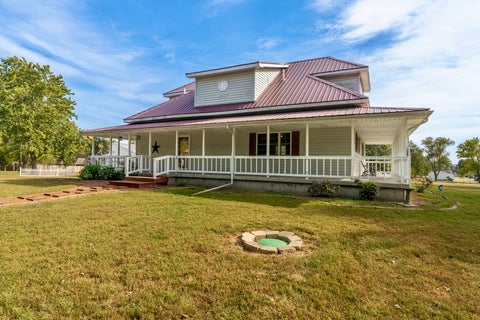Tiny photo for 2001 N State Street, Marion, IL 62959 (MLS # 12773987)