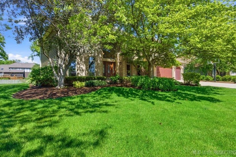 Tiny photo for 230 Persimmon Drive, St. Charles, IL 60174 (MLS # 12659052)