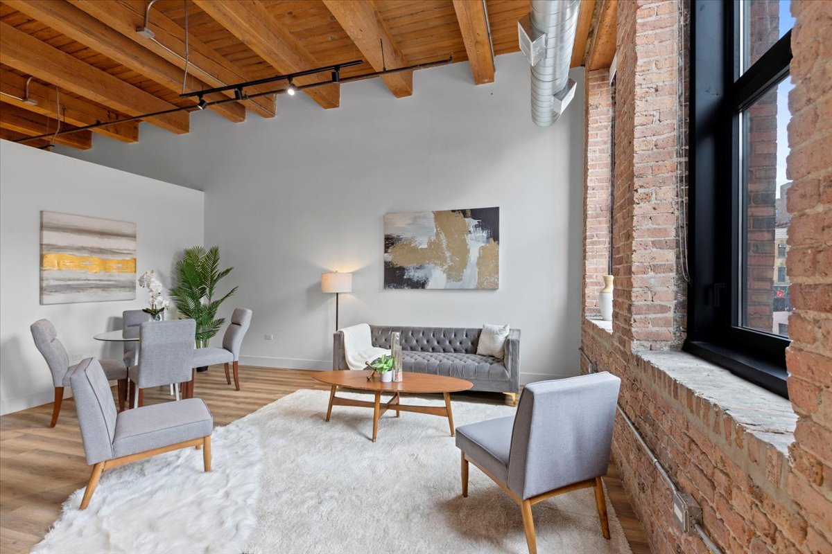 153 W Ohio Street 402