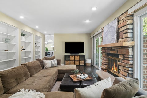 Tiny photo for 634 Raintree Road, Buffalo Grove, IL 60089 (MLS # 12713888)