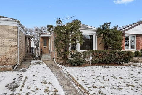 Photo of 3110 W JARVIS Avenue, Chicago, IL 60645 (MLS # 12546743)