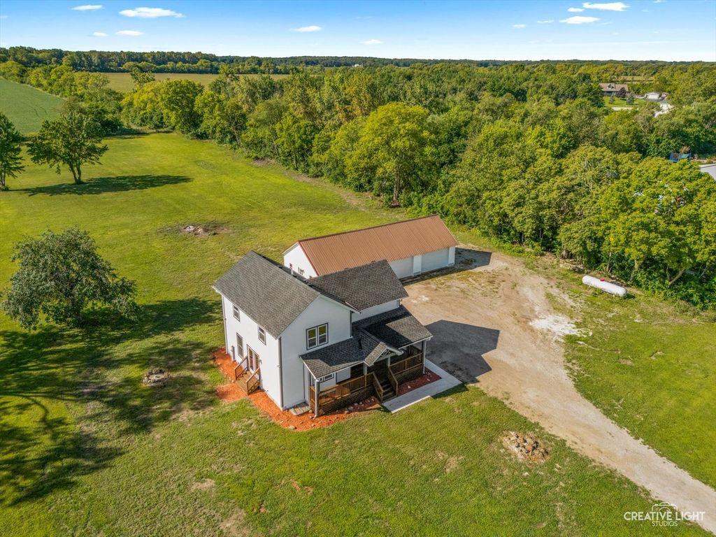 Photo for 8775 E Pine Bluff Road, Coal City, IL 60416 (MLS # 12443315)