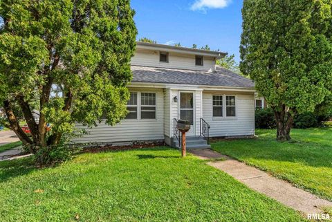 Photo of 2704 E HIGH Street, Davenport, IA 52803 (MLS # QC4268373)