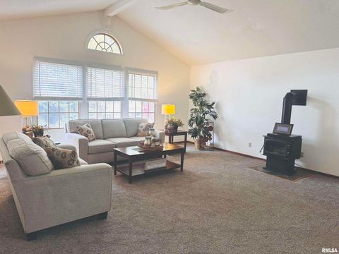 Tiny photo for 2704 E HIGH Street, Davenport, IA 52803 (MLS # QC4268373)