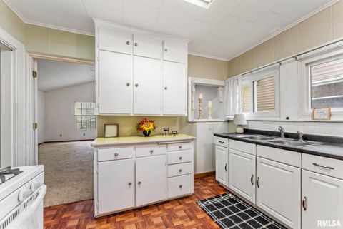 Tiny photo for 2704 E HIGH Street, Davenport, IA 52803 (MLS # QC4268373)