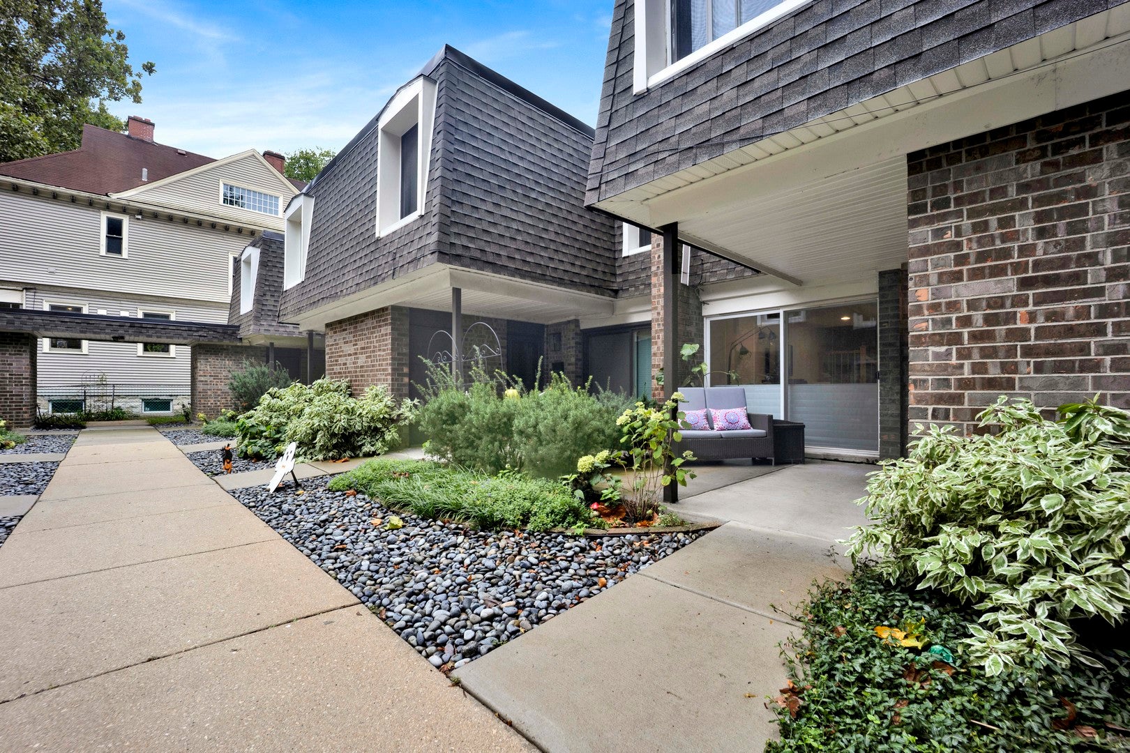1635 W Belle Plaine Avenue