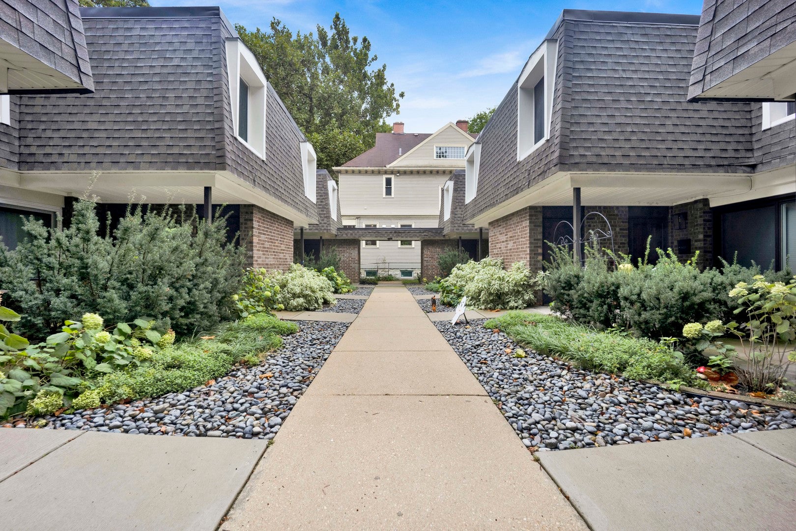 1635 W Belle Plaine Avenue
