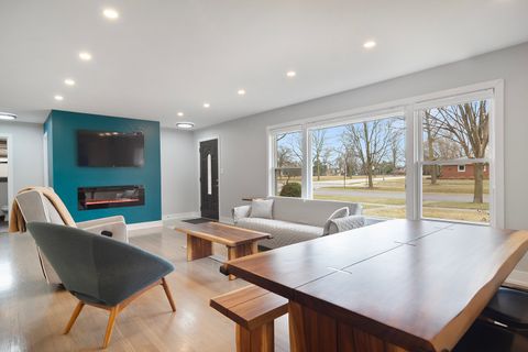 Tiny photo for 702 W Lonnquist Boulevard, Mount Prospect, IL 60056 (MLS # 12594493)