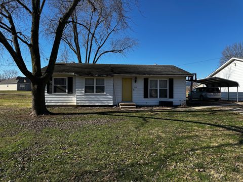 Photo of 1502 S Pine Street, Centralia, IL 62801 (MLS # 12550633)