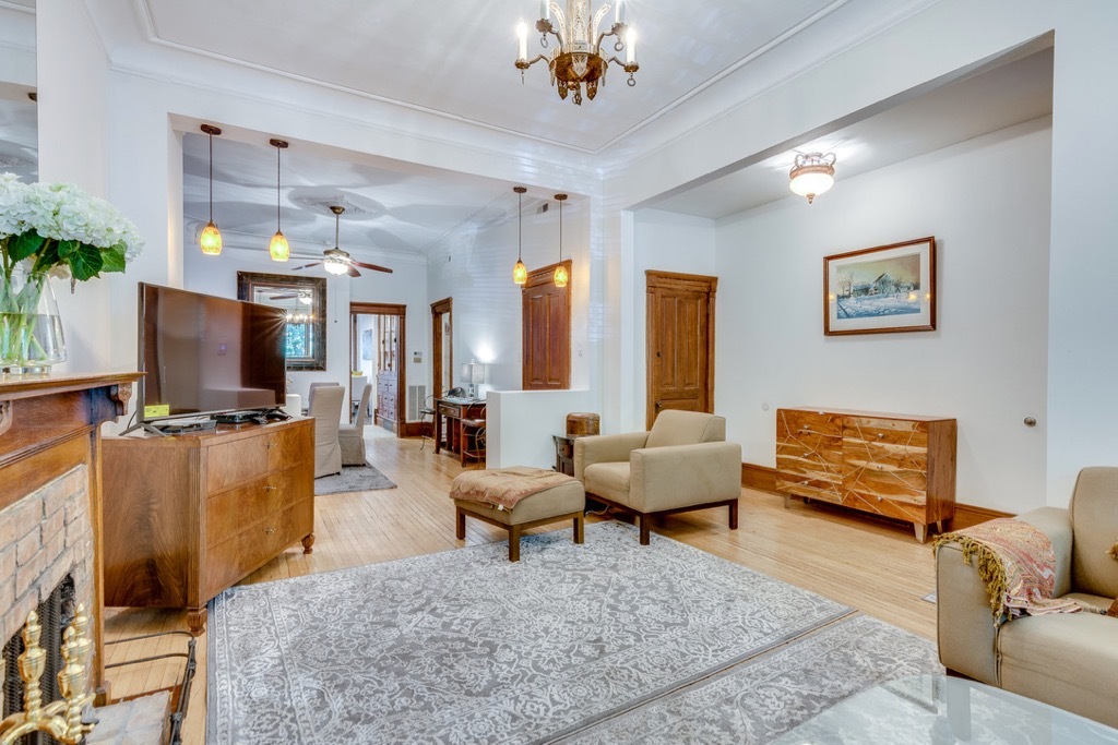 931 W NEWPORT Avenue 1