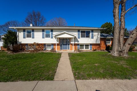 Photo of 3960 N Tam-O-Shanter Drive, Bettendorf, IA 52722 (MLS # 12612133)