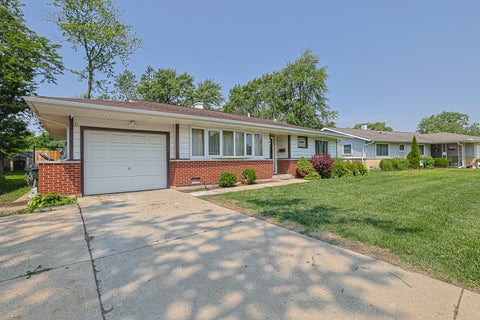 Tiny photo for 521 Edgewood Lane, Elk Grove Village, IL 60007 (MLS # 12707974)