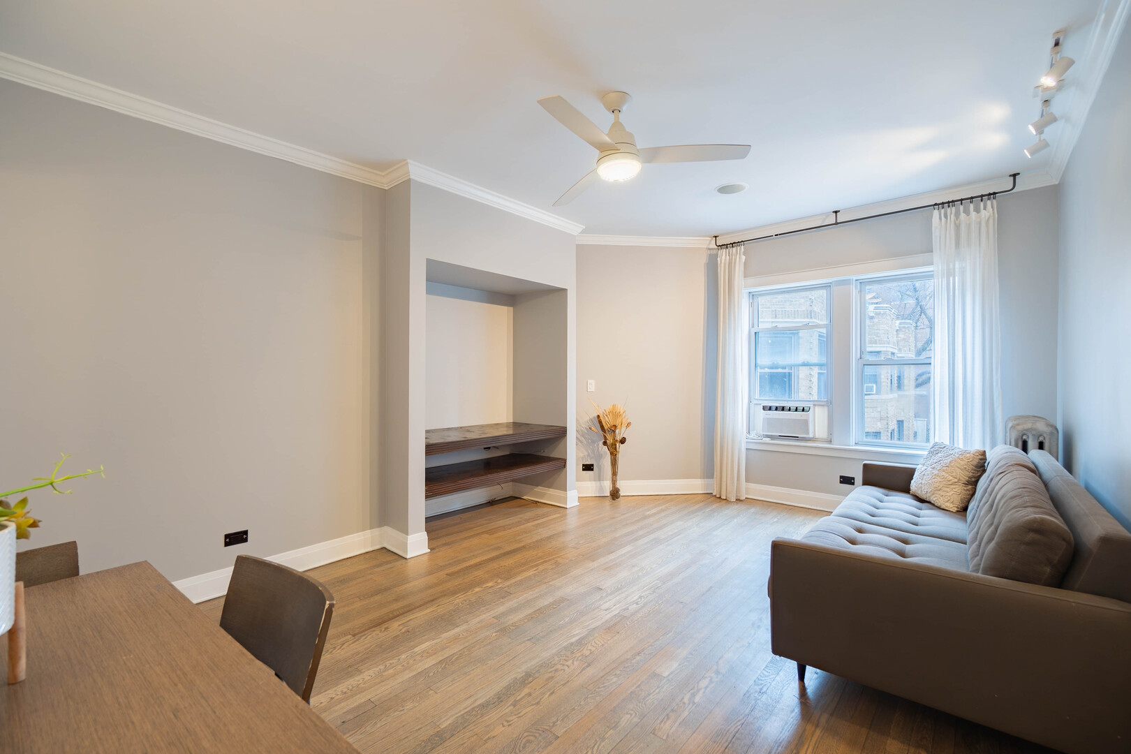 536 1/2 W Cornelia Avenue 3