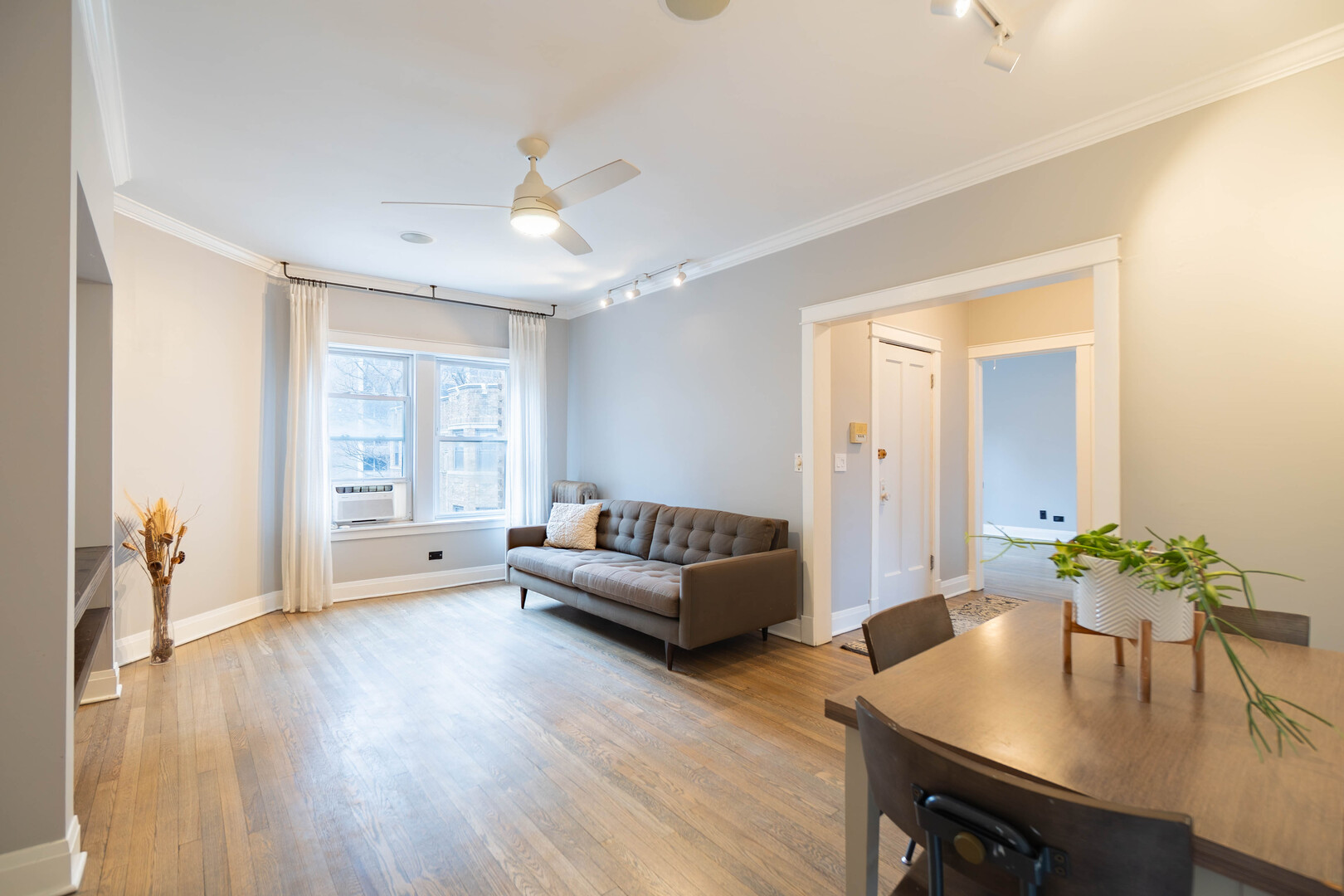 536 1/2 W Cornelia Avenue 3