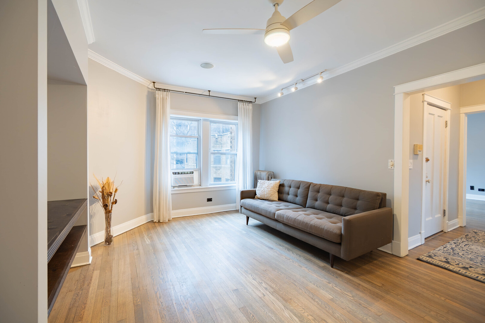 536 1/2 W Cornelia Avenue 3