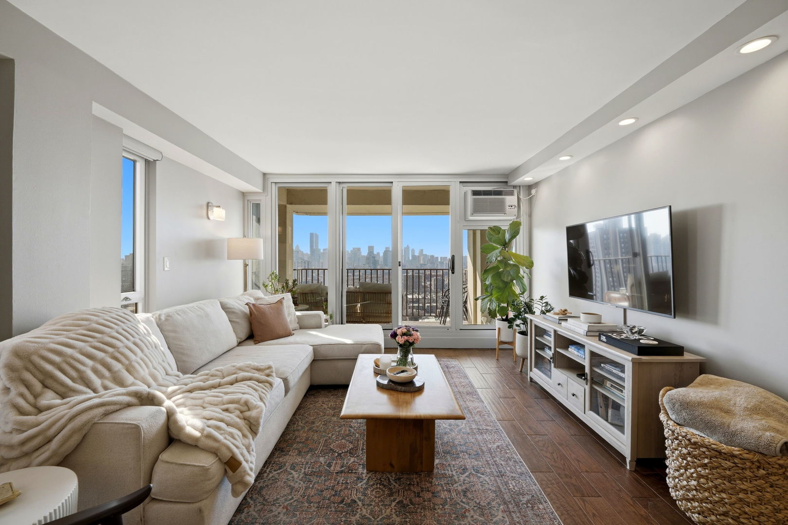 1960 N Lincoln Park West 2709