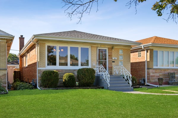 6905 W LELAND AVE, HARWOOD HEIGHTS, IL 60706 - Image b1d828fcd53aeb45f3cc2a11687c0a02/3298297717