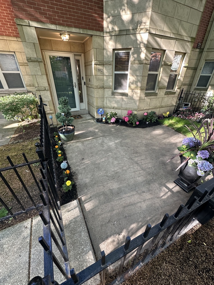 4530 S Woodlawn Avenue 102