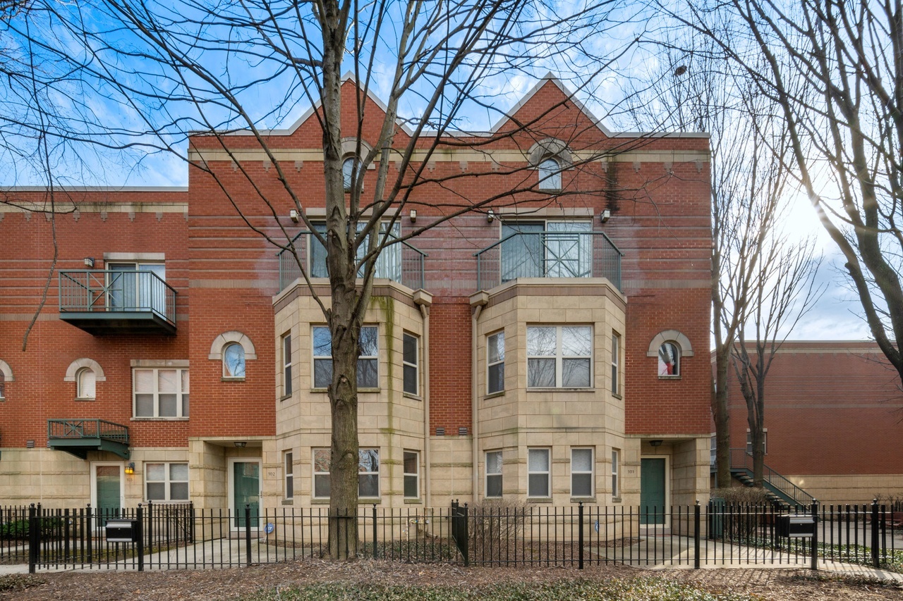 4530 S Woodlawn Avenue 102