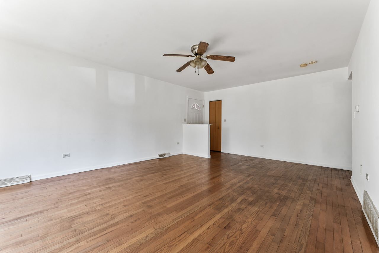 1042 W 107th Place