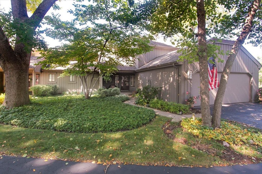 Photo for 660 Old Barn Road #F-24, Lake Barrington, IL 60010 (MLS # 12456944)