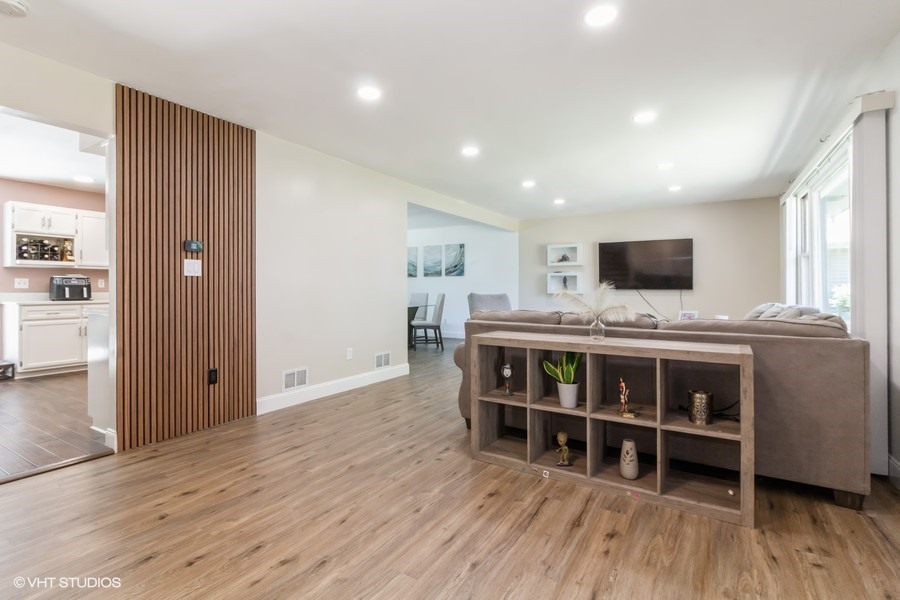 608 Edgebrook Drive