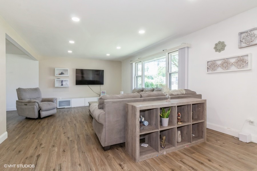 608 Edgebrook Drive
