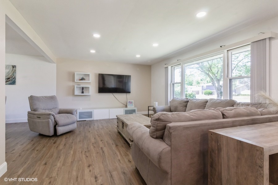 608 Edgebrook Drive