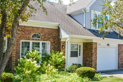 Photo of 3930 Newport Way, Arlington Heights, IL 60004 (MLS # 12740321)