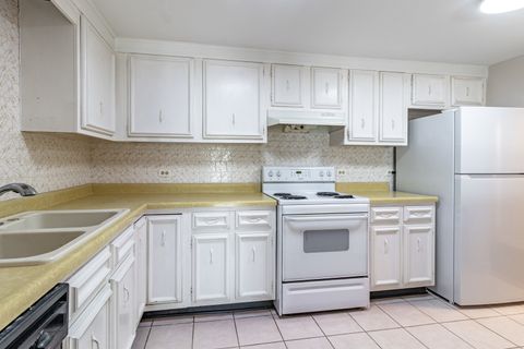 Tiny photo for 13200 W Heiden Circle #2111, Lake Bluff, IL 60044 (MLS # 12606702)