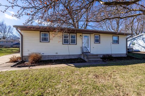 Photo of 609 W LeClaire Road, Eldridge, IA 52748 (MLS # 12604103)