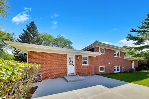 Tiny photo for 910 E Kimber Lane, Arlington Heights, IL 60005 (MLS # 12774587)