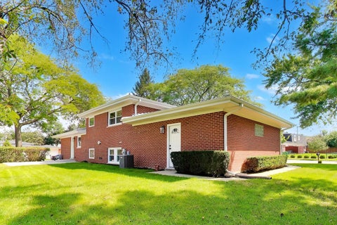 Tiny photo for 910 E Kimber Lane, Arlington Heights, IL 60005 (MLS # 12774587)