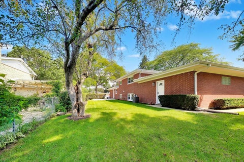 Tiny photo for 910 E Kimber Lane, Arlington Heights, IL 60005 (MLS # 12774587)