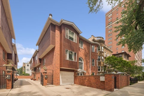 Photo of 716 W JUNIOR Terrace #A, Chicago, IL 60613 (MLS # 12712539)
