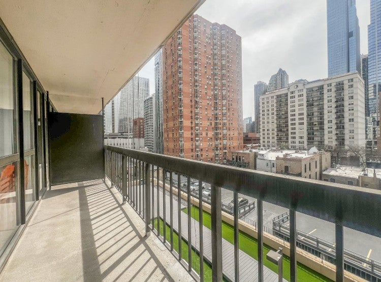 33 W Delaware Place 16C