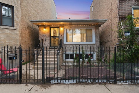 Photo of 2922 W Nelson Street, Chicago, IL 60618 (MLS # 12717334)