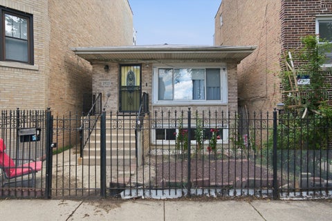 Tiny photo for 2922 W Nelson Street, Chicago, IL 60618 (MLS # 12717334)