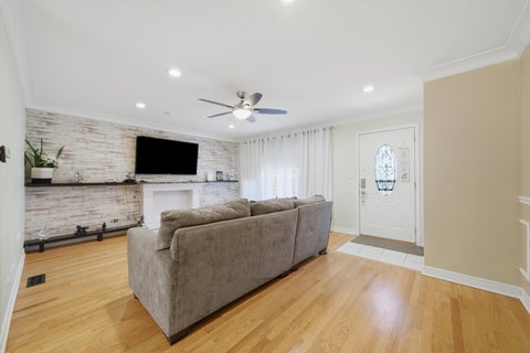 Tiny photo for 2922 W Nelson Street, Chicago, IL 60618 (MLS # 12717334)