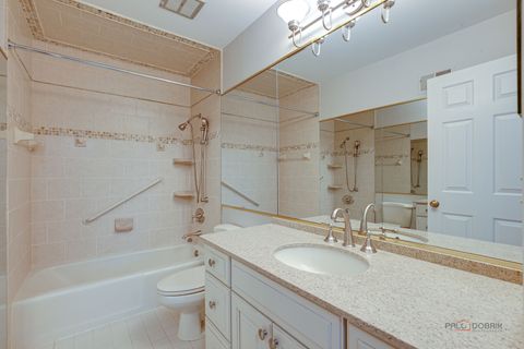 Tiny photo for 9 The Court of Lagoon View Vw, Northbrook, IL 60062 (MLS # 12524242)