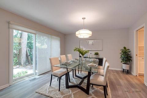 Tiny photo for 9 The Court of Lagoon View Vw, Northbrook, IL 60062 (MLS # 12524242)