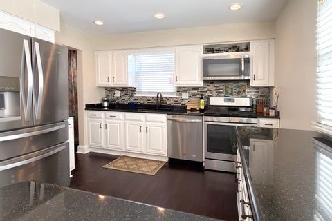 Tiny photo for 1819 W Thornwood Lane, Mount Prospect, IL 60056 (MLS # 12550101)