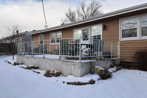 Tiny photo for 1819 W Thornwood Lane, Mount Prospect, IL 60056 (MLS # 12550101)